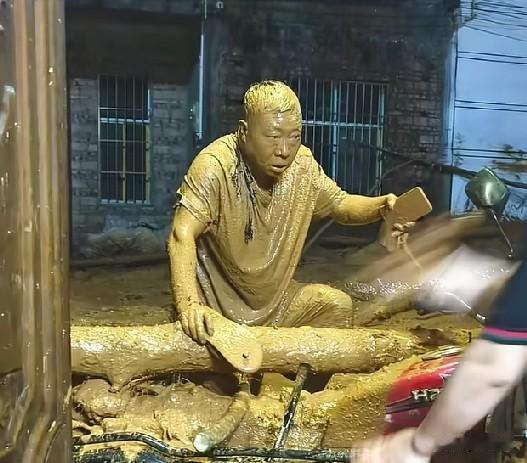 这个“泥巴人”在发光！这个满身泥泞的人是村小组长田如良。


5月17日至18日