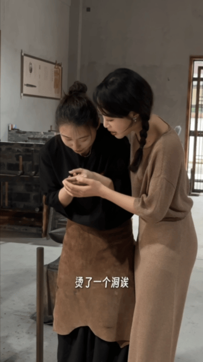 蓝盈莹真正的勇士无关性别 救命！蓝盈莹和邹琦一起打铁的样子，太有劲儿了！铁水映着
