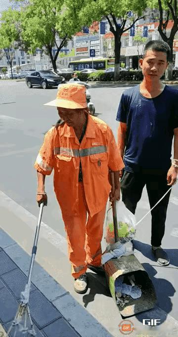 有时候，当我们觉得过得太难了，真的快撑不下去了
就看一看西安40℃高温天，牵着比