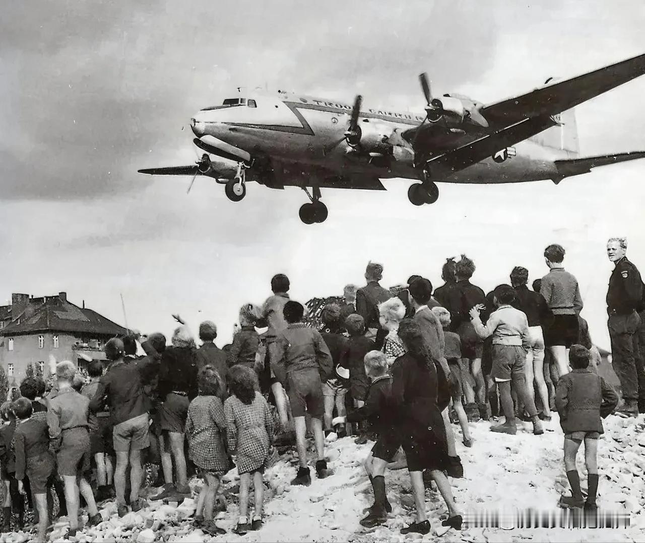 1948年6月，苏联封锁了西方盟国通向苏联管制下的柏林地区的地面通道，企图迫使西