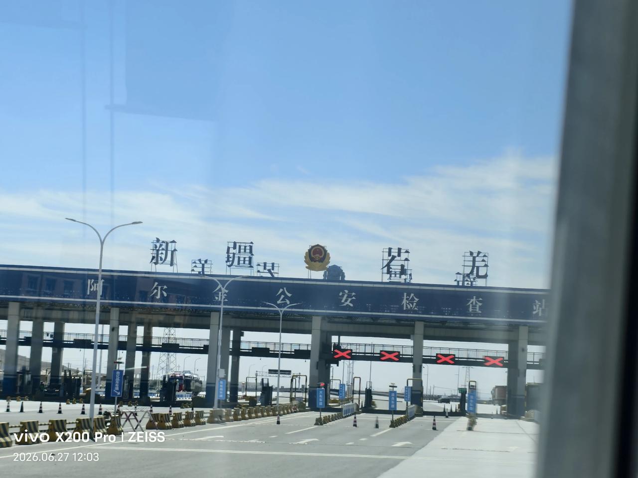 在新疆玩了这么多天，今天要出新疆了，走到了新疆的若羌收费站，不知为什么所有的通道