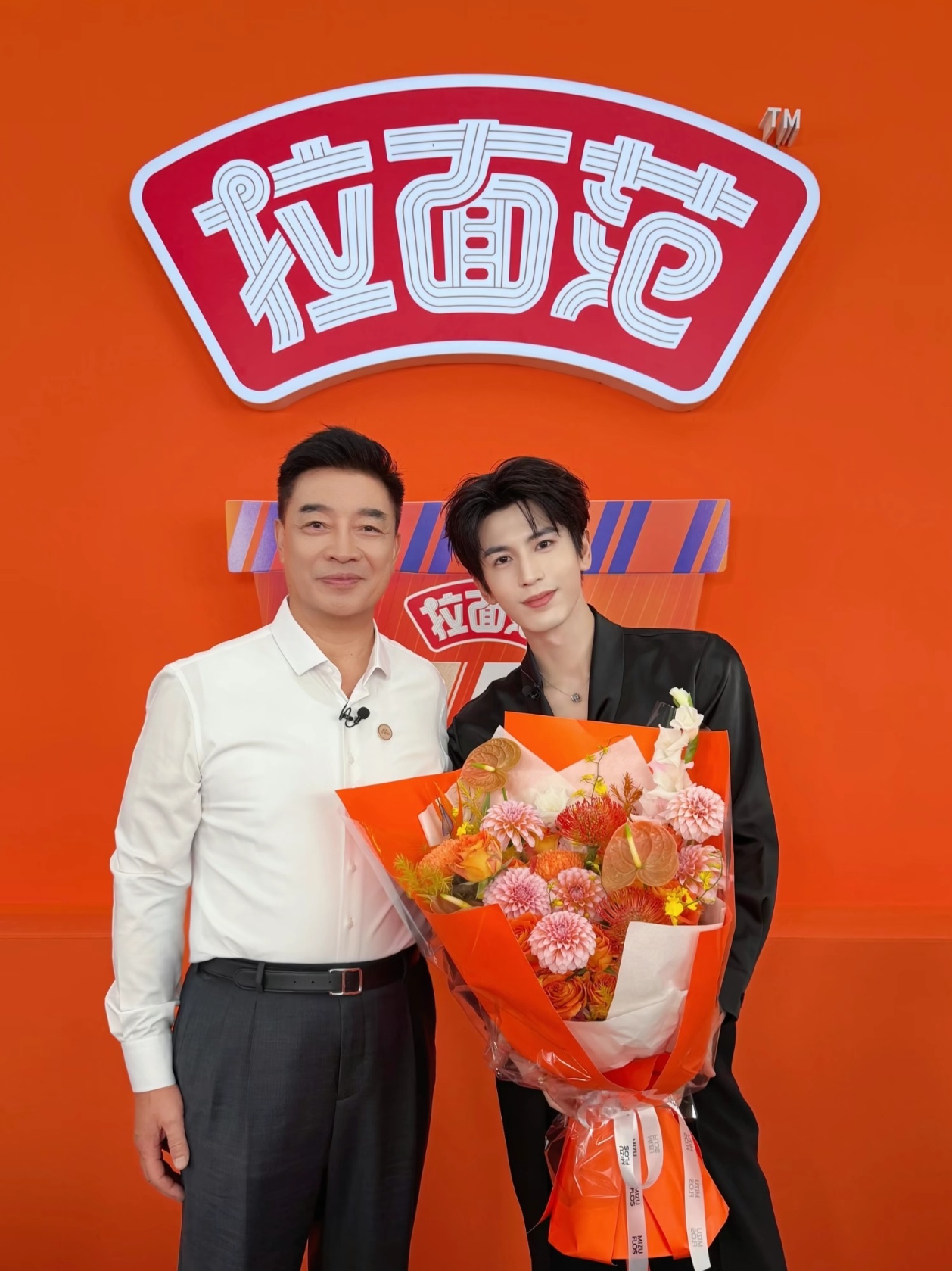 好乖的合照～拉面范品牌代言人张凌赫 ​​​