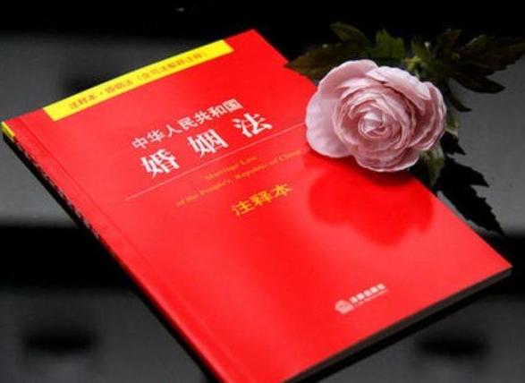 新中国第一部法律，为何是《婚姻法》？
 
很多人会猜，新中国成立后最先急着立的法