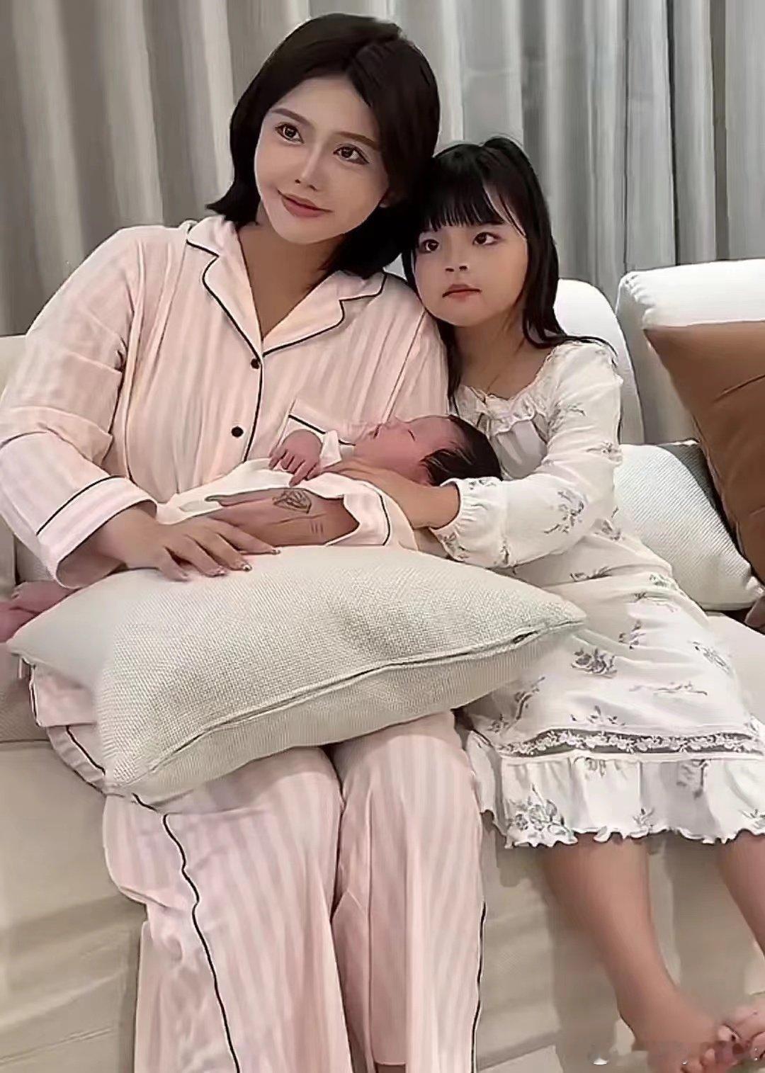 #韩安冉二胎女儿满月了##韩安冉给小女儿拍满月照# 韩安冉二女儿像她现任老公，皮