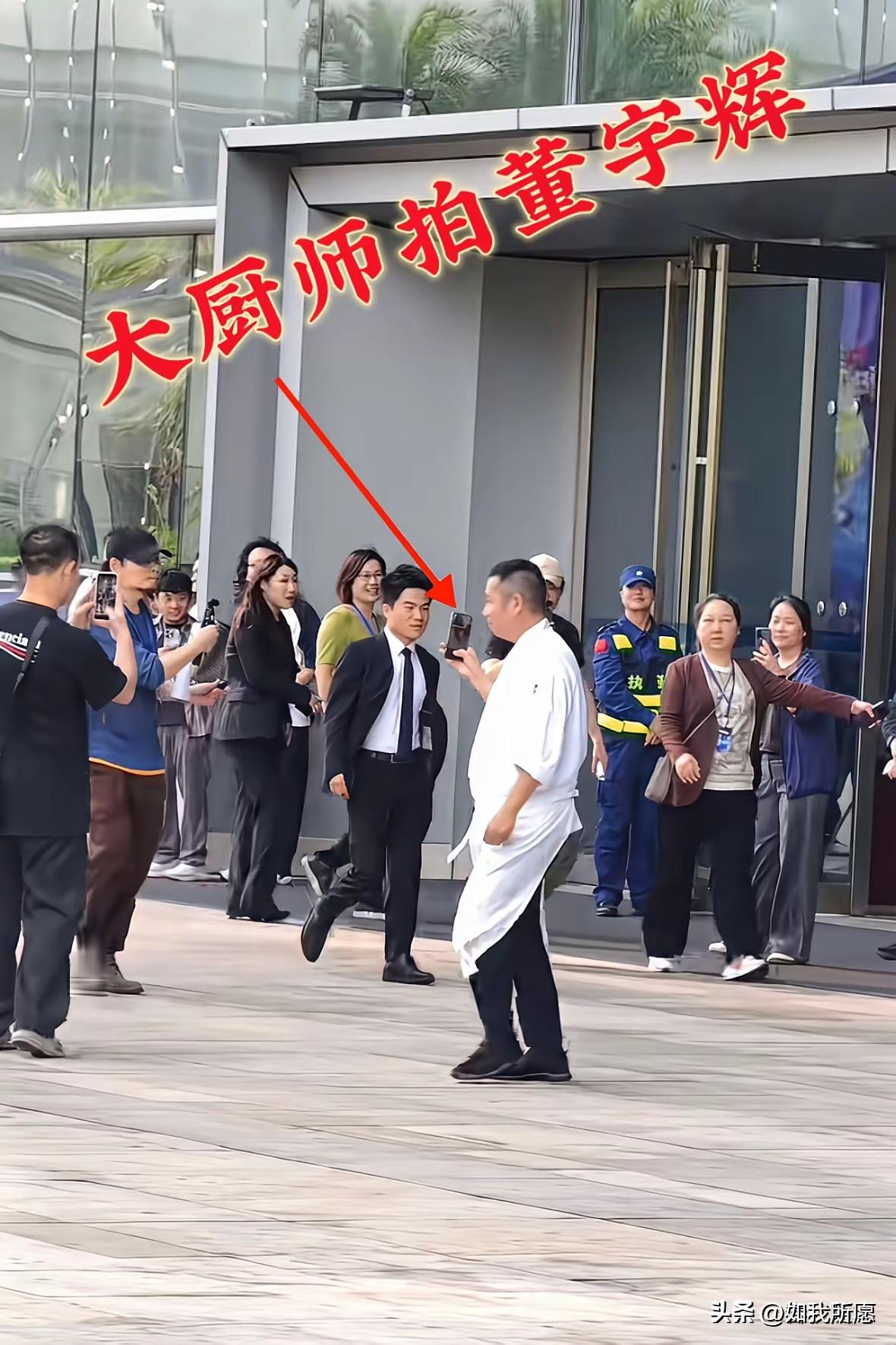 董宇辉在珠海的这场盛典，
路透图是真好玩。
别的明星身边围的都是专业站姐，宇辉身