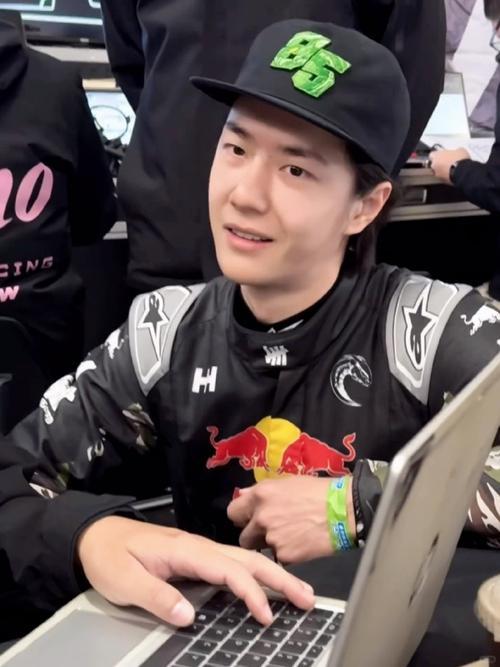 85号赛车手王一博赛前训练plog释出。他身着赛车服，在P房专注调试，与工程师核