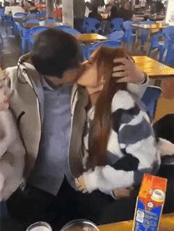 最想问的是：第一，这样的公开场合，好像还是谁家在办酒席，这一男两女到底是啥关系？