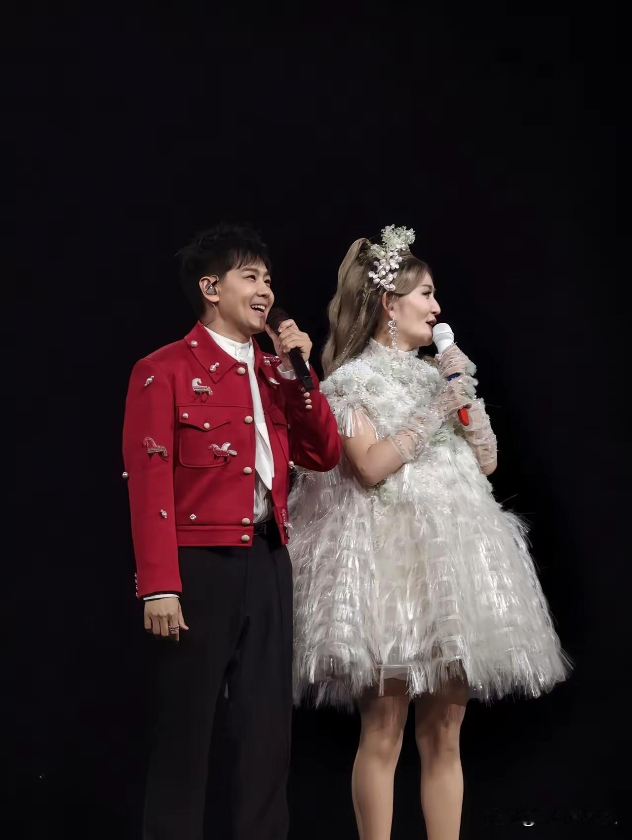 林志颖明显发福了？
谢娜邀请林志颖当演唱会嘉宾。两个人难得同台，但是给人的感觉像