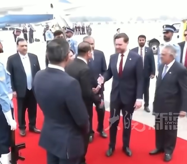 万斯曾和伊朗代表握手！1979年以来的首次，美媒封杀所有现场照片和视频。2026