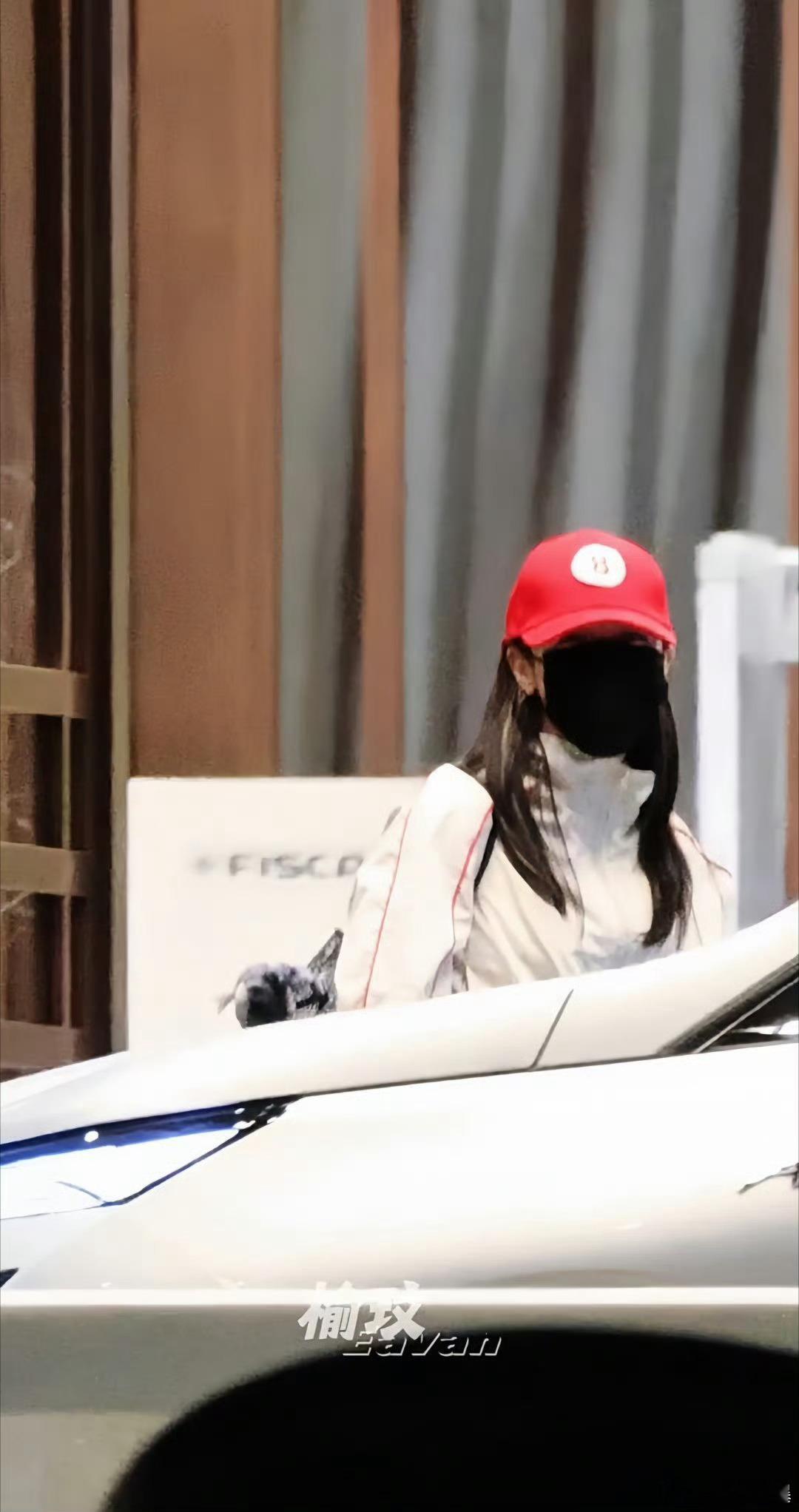 迪丽热巴到杭州了去杭州路演的爱丽丝们有福了！！！热巴顺利到达杭州，竟然还穿了钰珑