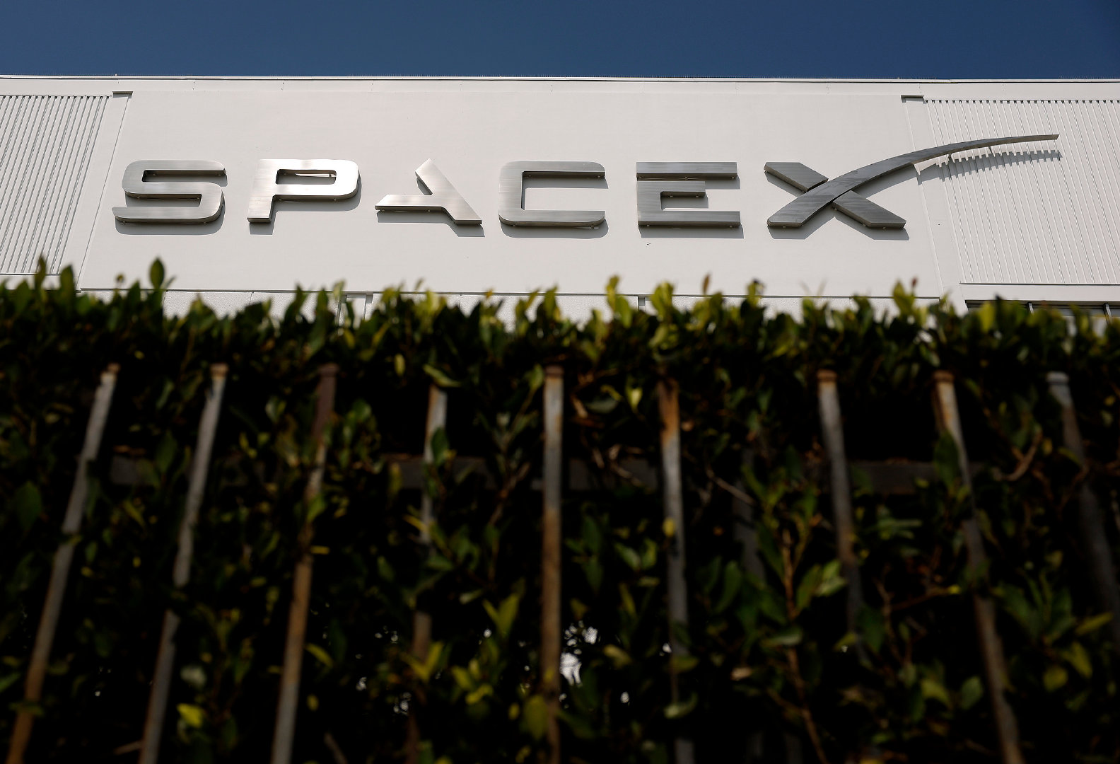 【SpaceX目标2030年实现万亿收入】8月5日，马斯克称，SpaceX现在目