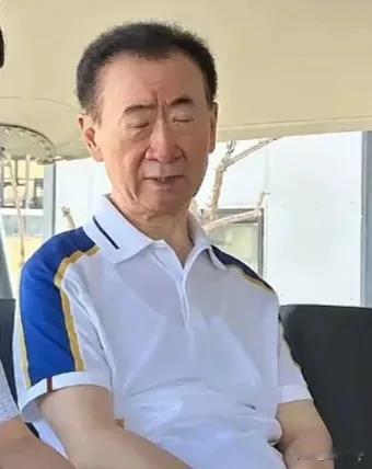 怪不得王健林最近几次露面，他身形瘦到脱相，不复当年走路带风的模样了，看来都是被还