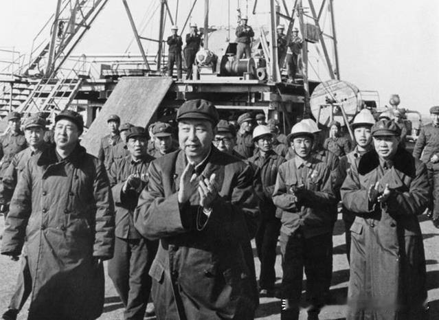 1977年4月19日，华国锋来到大庆油田新区会战前线的钻井井场上，同英雄的钢铁1