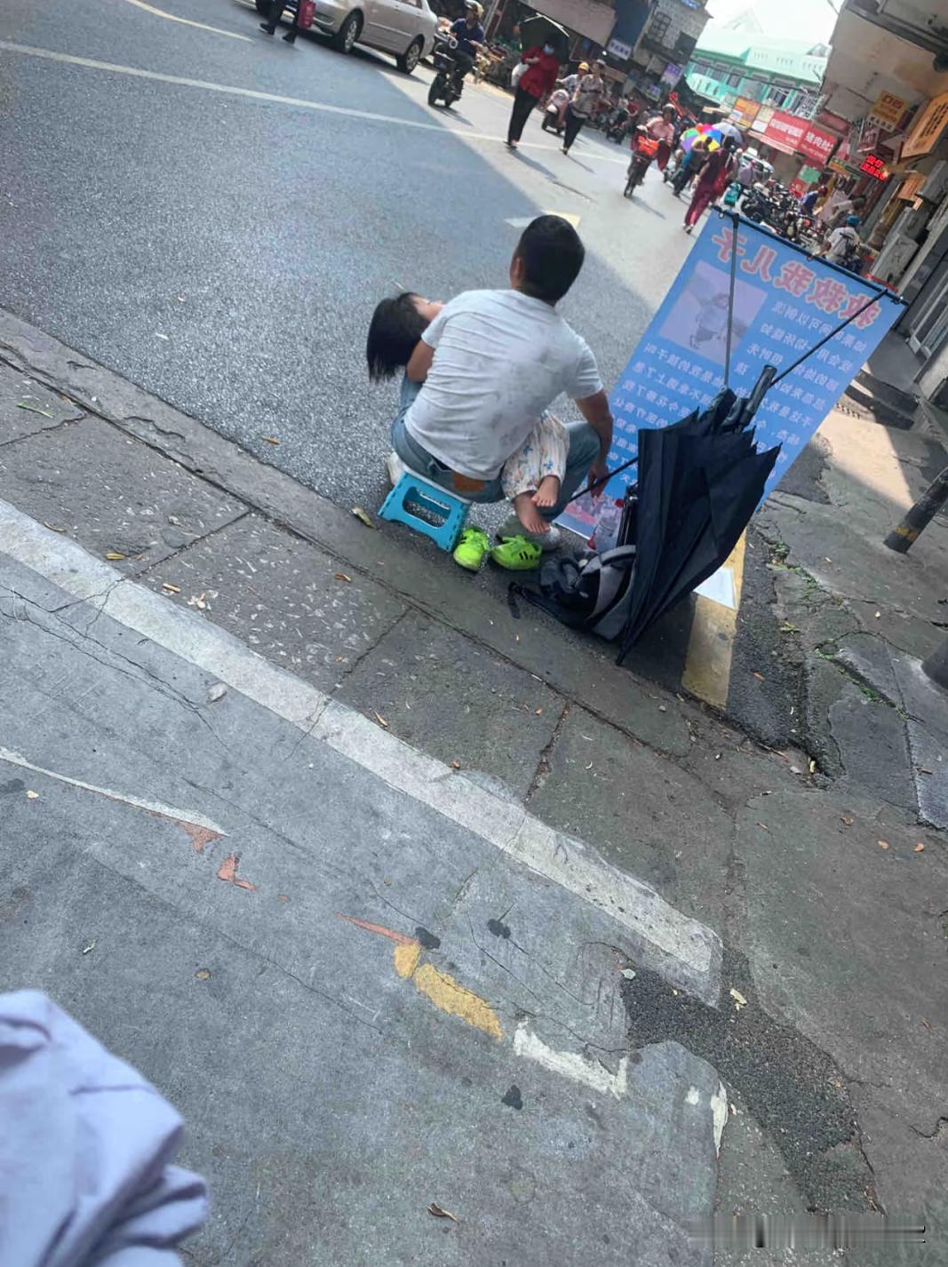 这也不知道真假，大热天孩子被抱着还能睡得这么安静，也不知道这骗子给他吃了什么安眠
