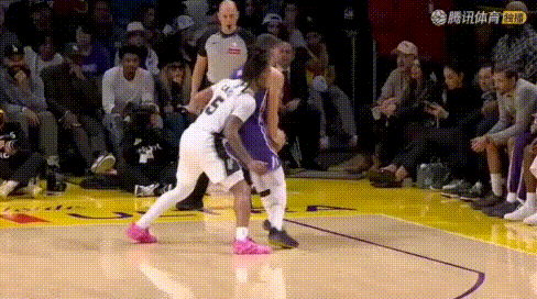 脑后长眼——东契奇这传球难度拉满，无人可复制！
难点1：怎么知道队友位置的？2：