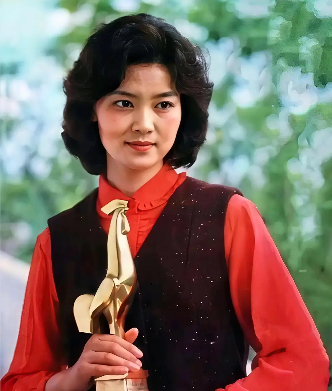 1982年长影厂摄制的《人到中年》，将镜头对准中年知识分子的待遇议题，上映后掀起
