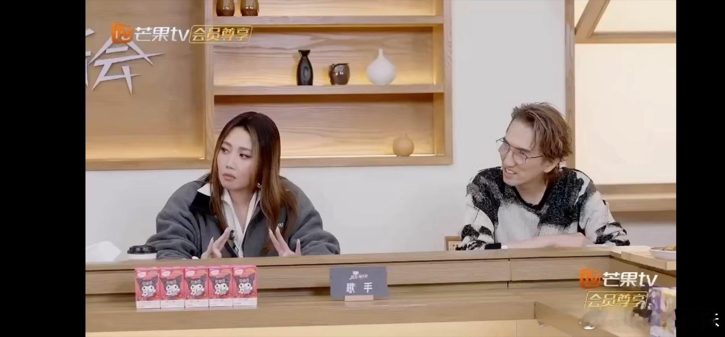 李斯丹妮张含韵冤种姐妹  看了这段视频，才发现我和冤种姐妹的日常也可以这么有趣，