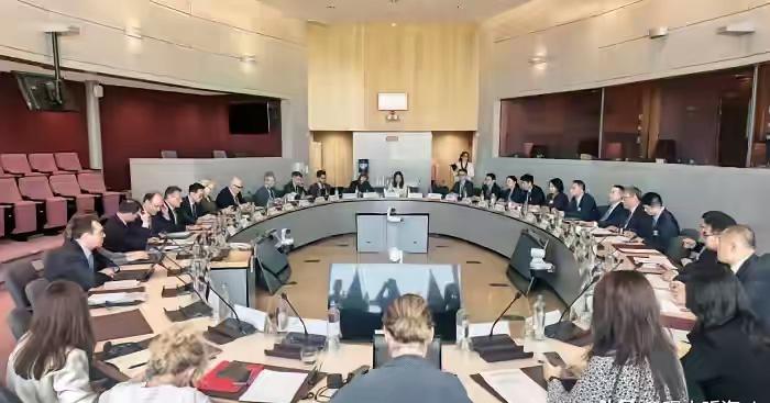 欧盟放下身段，中欧贸易谈判取得突破，找到共识，同意围绕四大板块，建立协商机制，共