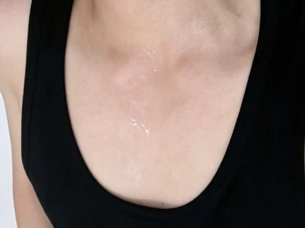 隐隐约约的胸口痣…… 还有汗珠🥵🥵🥵 好热呀 朱志鑫高会更新