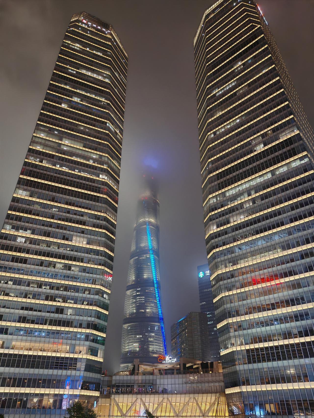 上海的“三件套”与东方明珠夜晚看起来更美！
魔都的璀璨名不虚传！
最近的黄浦江边