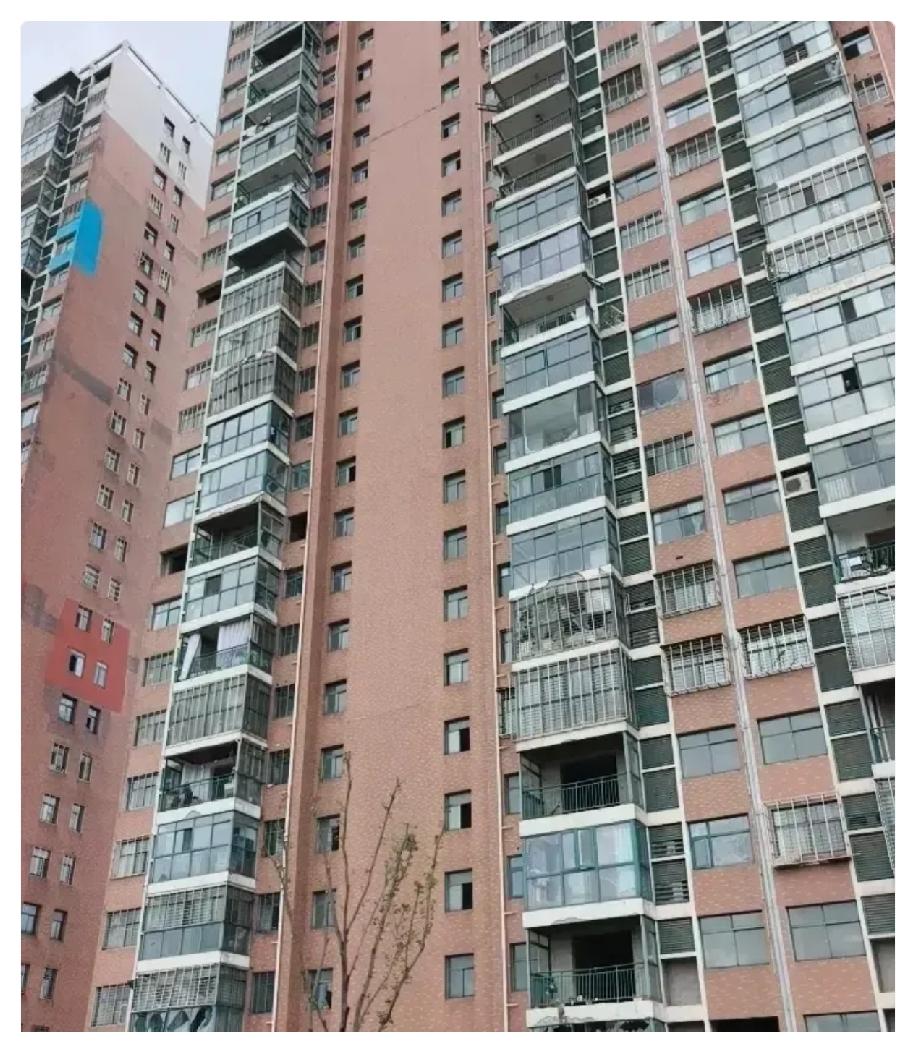 黄冈龙卷风12楼住户被大风吸出一事令人揪心，具体过程官方已有完整通报。

但是，
