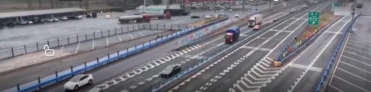 新春的高速公路上，车流不息，新能源汽车与货运车辆交织前行。服务区的光伏充电站内，