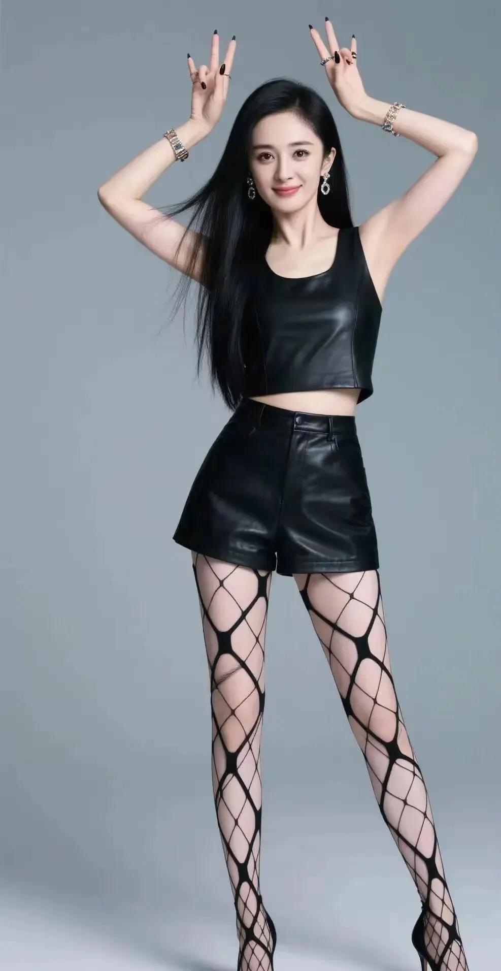 34岁，杨幂亲手“杀死了”少女幂。
她把一柜子粉色连衣裙全捐了。
你记忆里那个穿