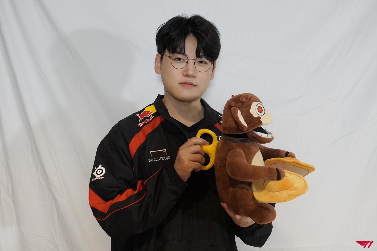 T1官推分享定妆照花絮[惊喜]

#2023lck#