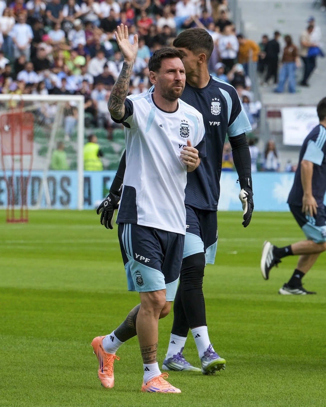 🚨 官媒秀梅西：    “👋, Leo. ”