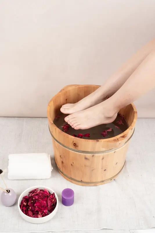 小孩子到底能不能泡脚? 小孩子能泡脚，但得讲究方法。婴幼儿皮肤嫩，水温37 - 