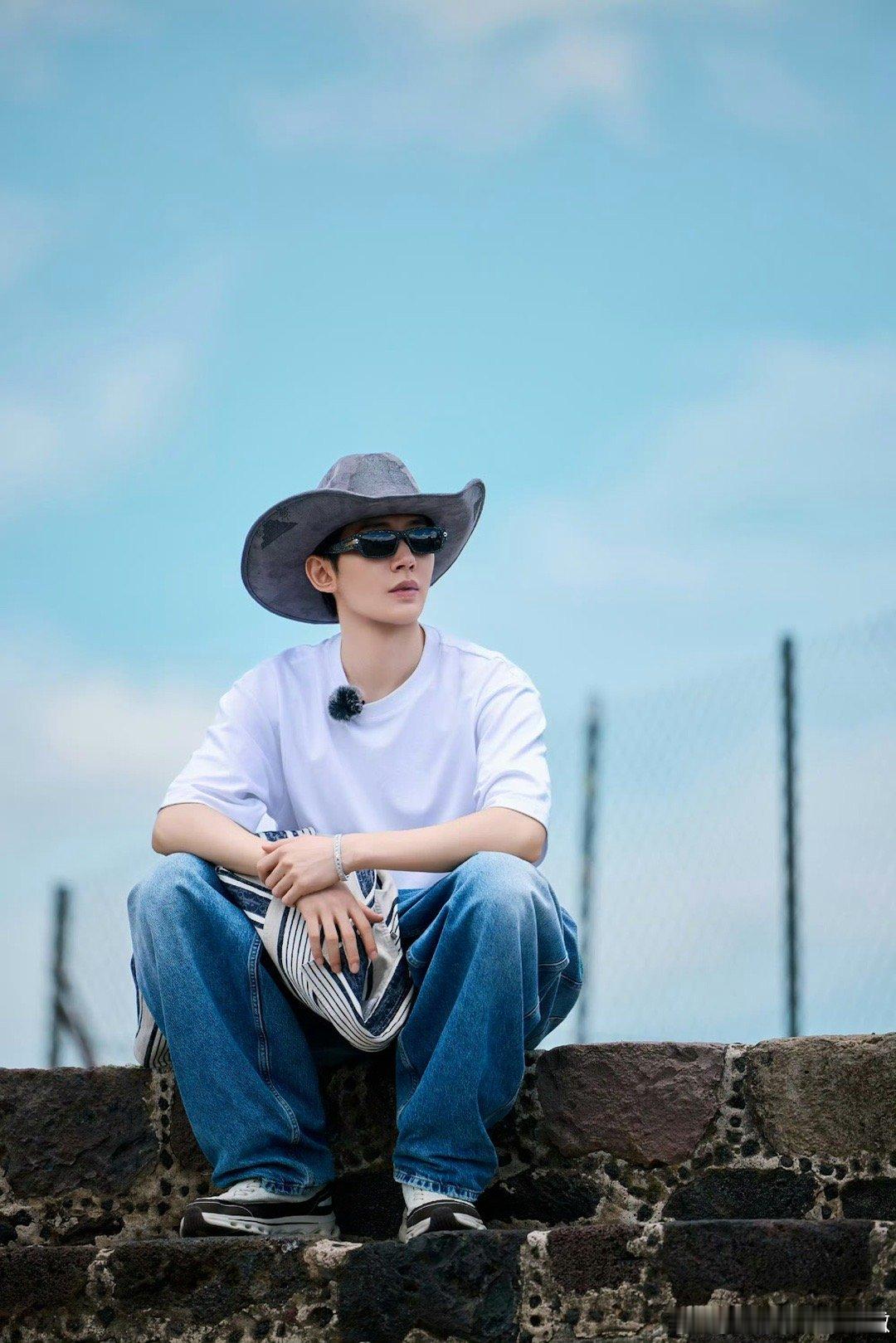 王星越 和邓为睡在一起就够了花儿与少年 王星越直言和邓为睡在一起就够了，两人同屋