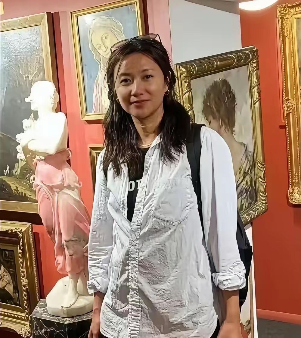 曾经的女神你们认识吗？
她怎么大变模样了，看着怪吓人的，不是女明星都会是保养的吗