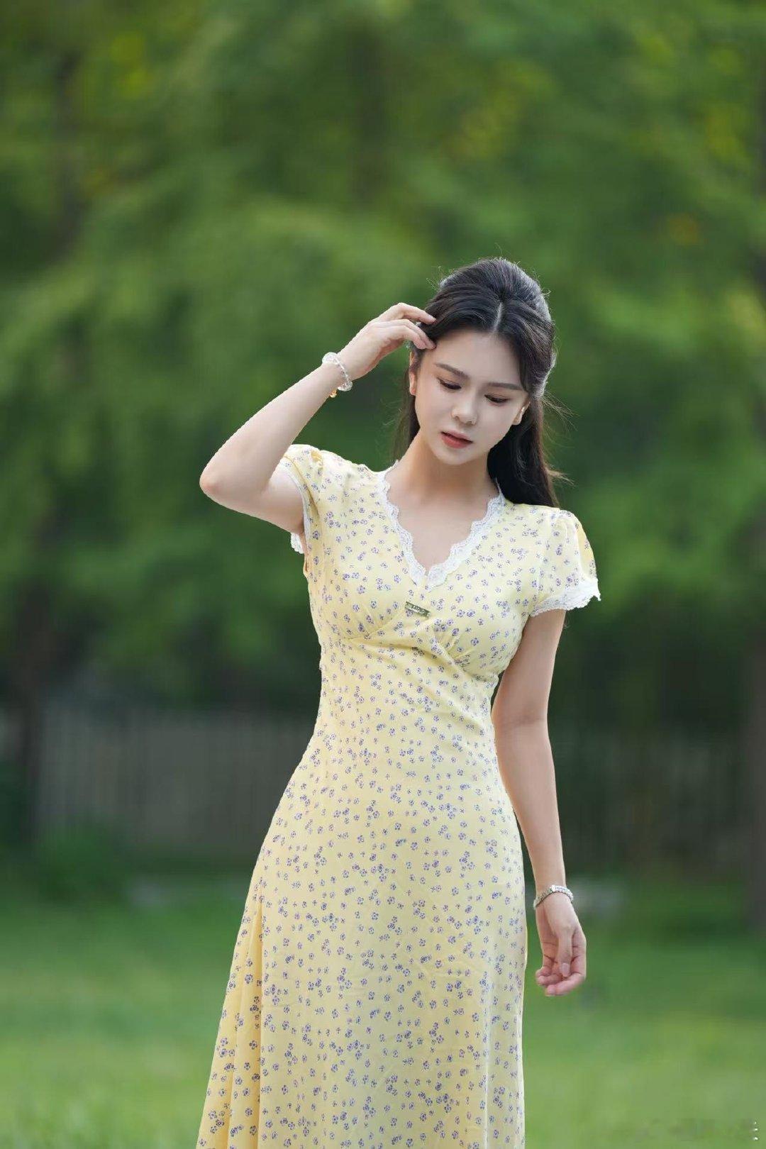 主持人刘美希[超话]凤凰网财经主持人刘美希 淡黄长裙+草编包=满分南法风情！这组