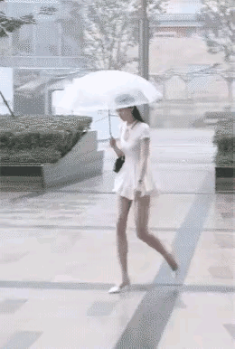 大长腿跑起来就是很迷人，这样的女人，回头率真的很高。