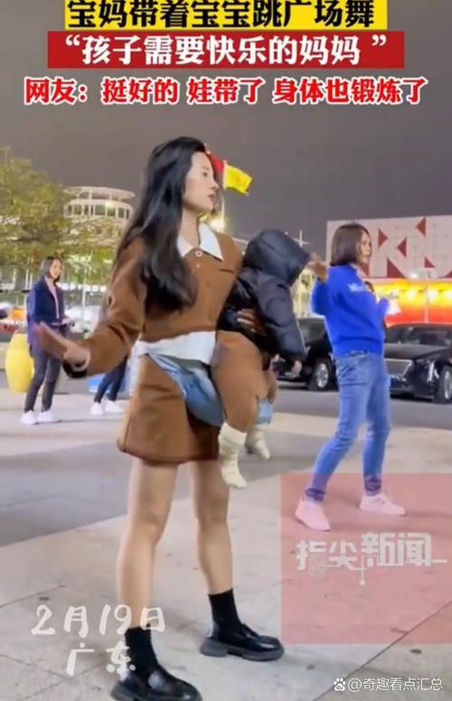 傍晚小区广场热闹十足，不少宝妈抱着、推着自家小宝宝加入广场舞队伍。年轻宝妈换上轻