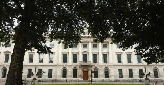 中国外交部发言人林剑表明，如果英国政府不批准中国在英国新建大使馆，中国将坚决维护