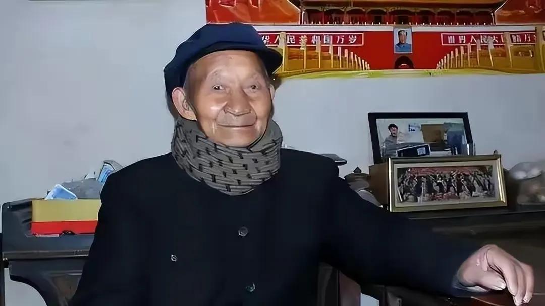身为朱德警卫班长的他退役后，却选择隐姓改名，定居在离家千里外的小村庄，回忆过往：