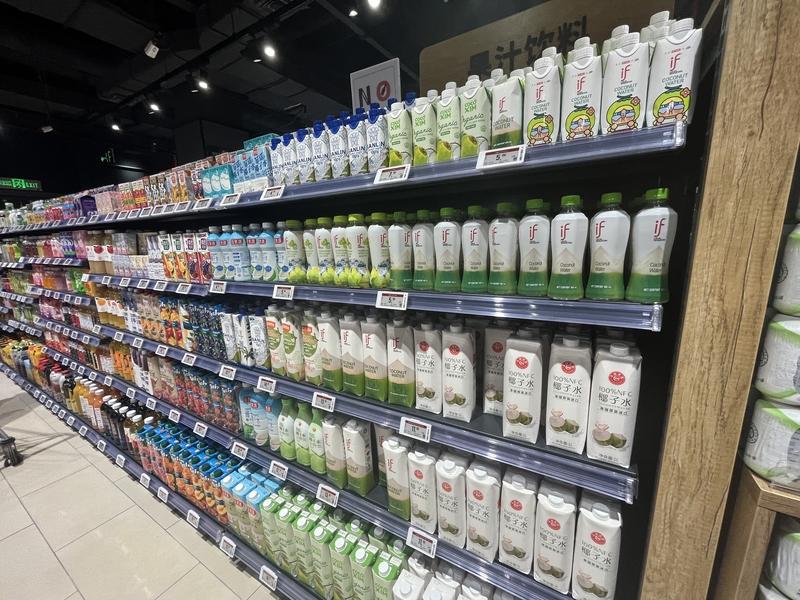 除了水，有不少饮品也超解渴。椰子水堪称“自然的运动饮料”，富含钾、钠、镁等矿物质