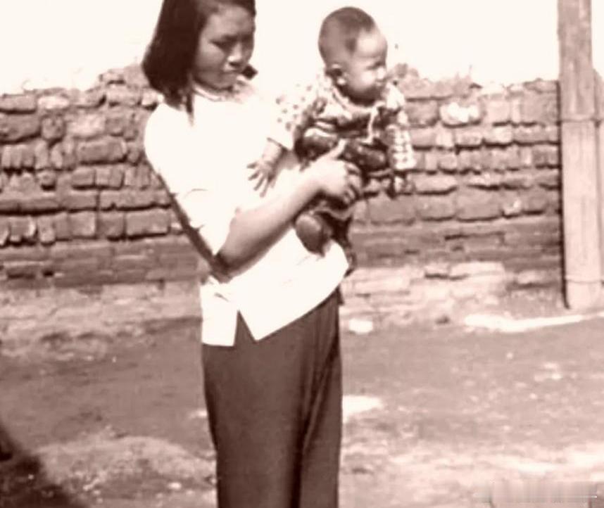 1942年春，一位女情报员唐贞抱着两岁的儿子去送信，半路却被特务抓住。这个瞬间，