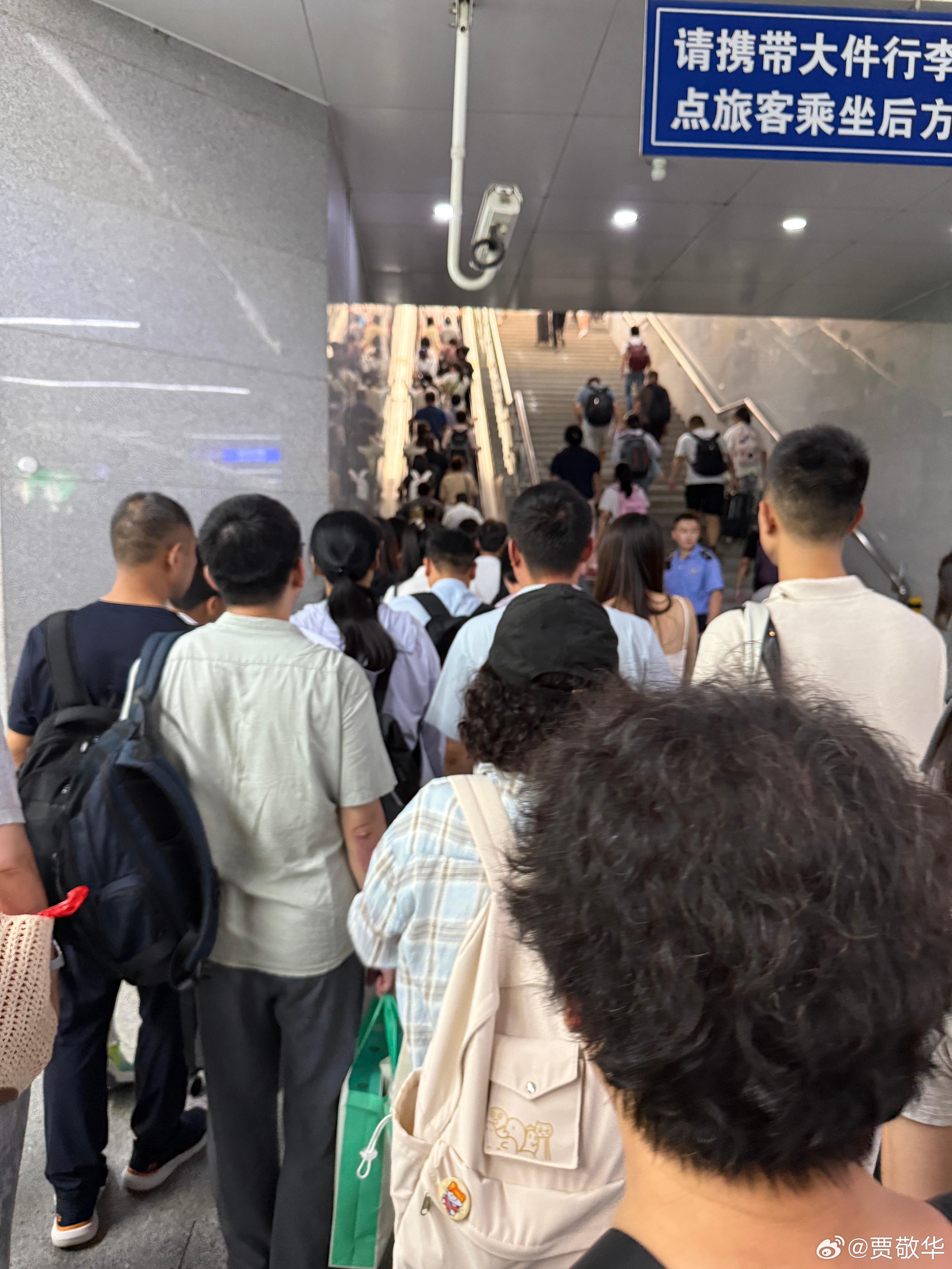 有了北京地铁的繁忙意味了，暑假都是家长带小孩子出去旅游的，一个字就是挤！ ​​​