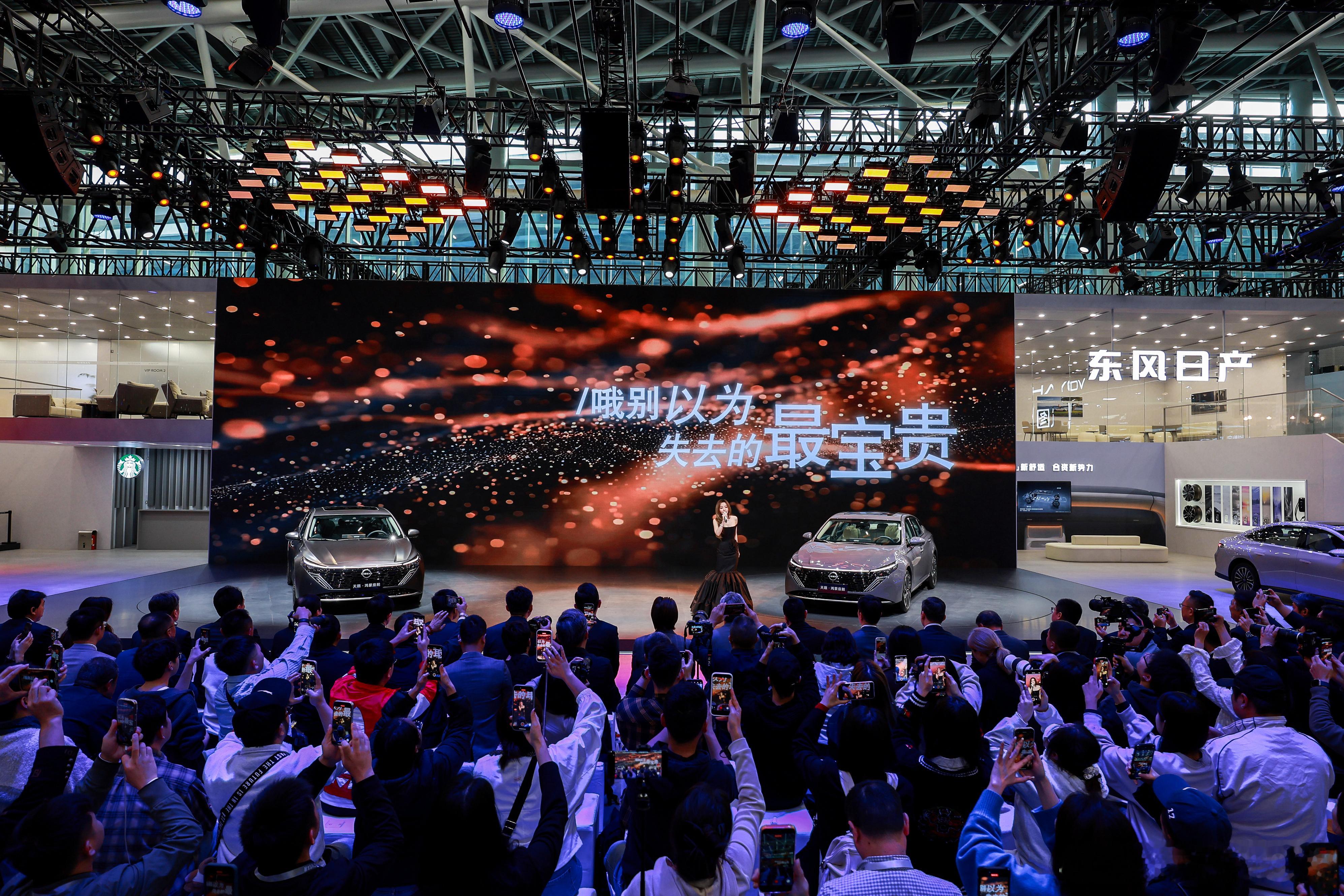 2025广州车展张靓颖给日产天籁站台啊！那不得唱两句展现一下天籁歌喉（张靓颖出道