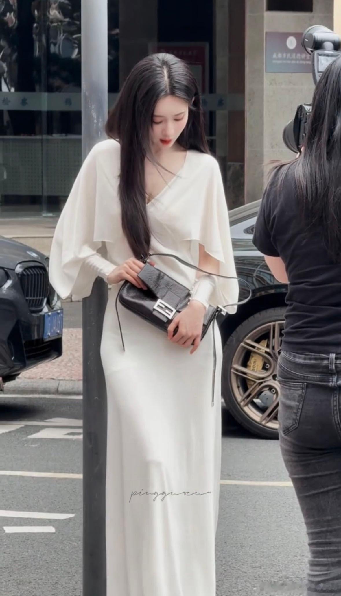 孟子义黑长直千金感 孟子义黑长直这波直接封神！没有多余妆造，呼之欲出的贵气感，看