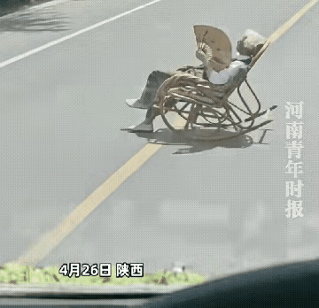 任凭车水马龙，我自悠然自得
一生不过晃悠，哪管世间匆忙
车马喧嚣皆过客，摇椅一扇