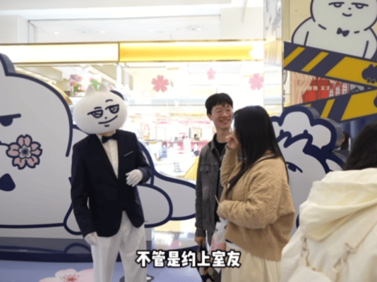 武汉把当地大学生宠出新高度武汉樱花季里的情绪搭子找到了说好一起努力学习，武汉大学