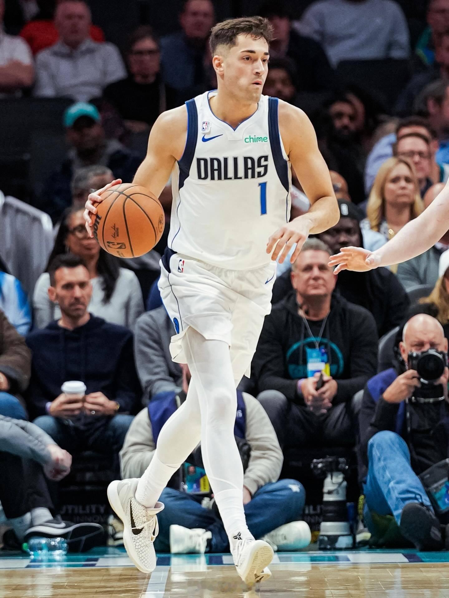 【普拉基达斯】我告诉他（布克），我已经关注他一段时间了，而他则对我说，现在他也会