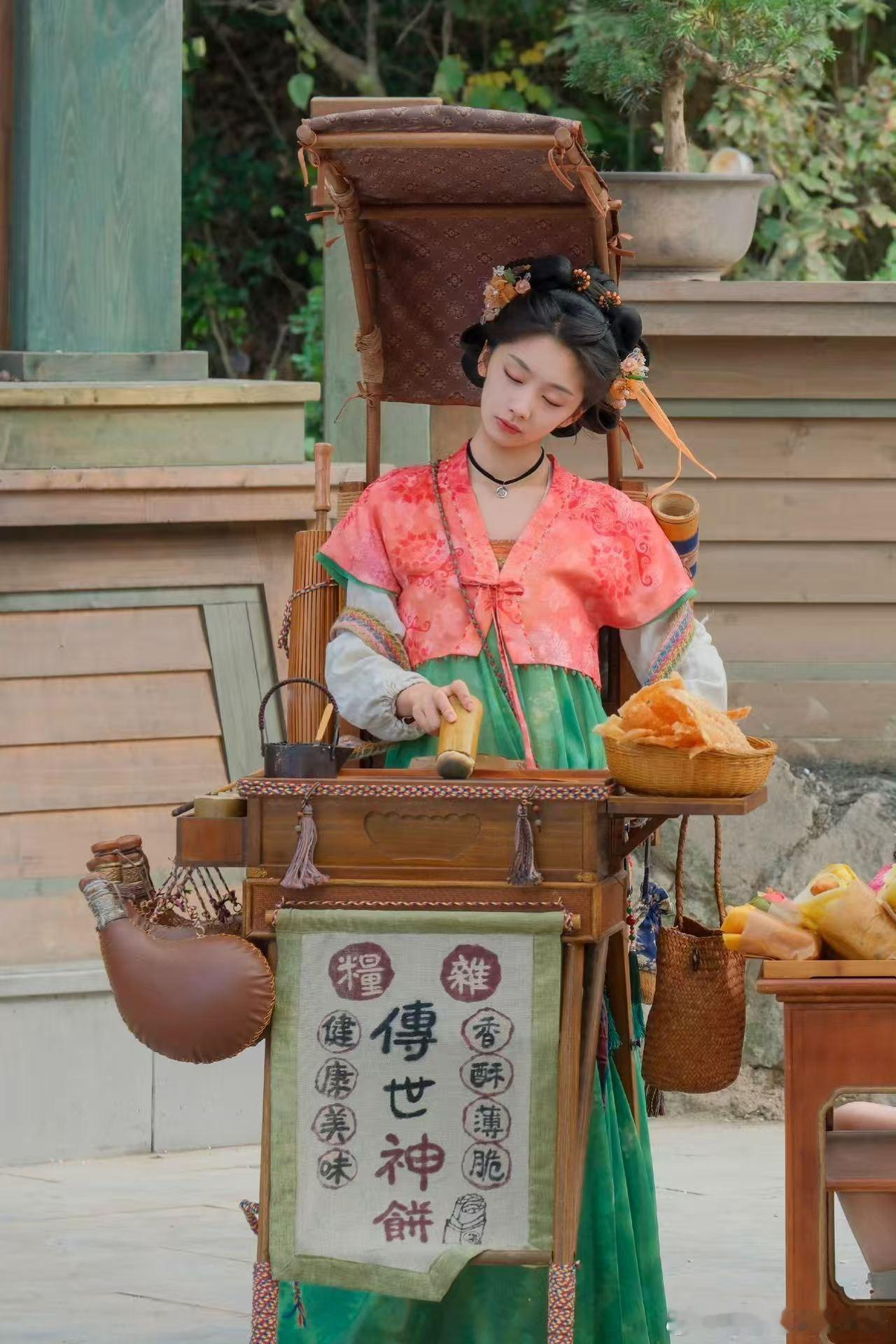 王影璐的角色自带“电子枸杞”属性！灵动鲜活又透着股清醒劲儿，看她耍宝唠嗑太治愈，