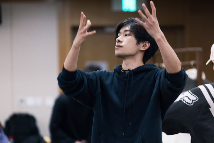 易烊千玺智造未来排练花絮照 易烊千玺智造未来排练花絮照来啦，侧脸太帅了我们千玺！