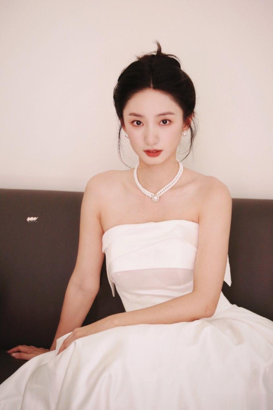 快祝这个女孩生日快乐🎂。🍰