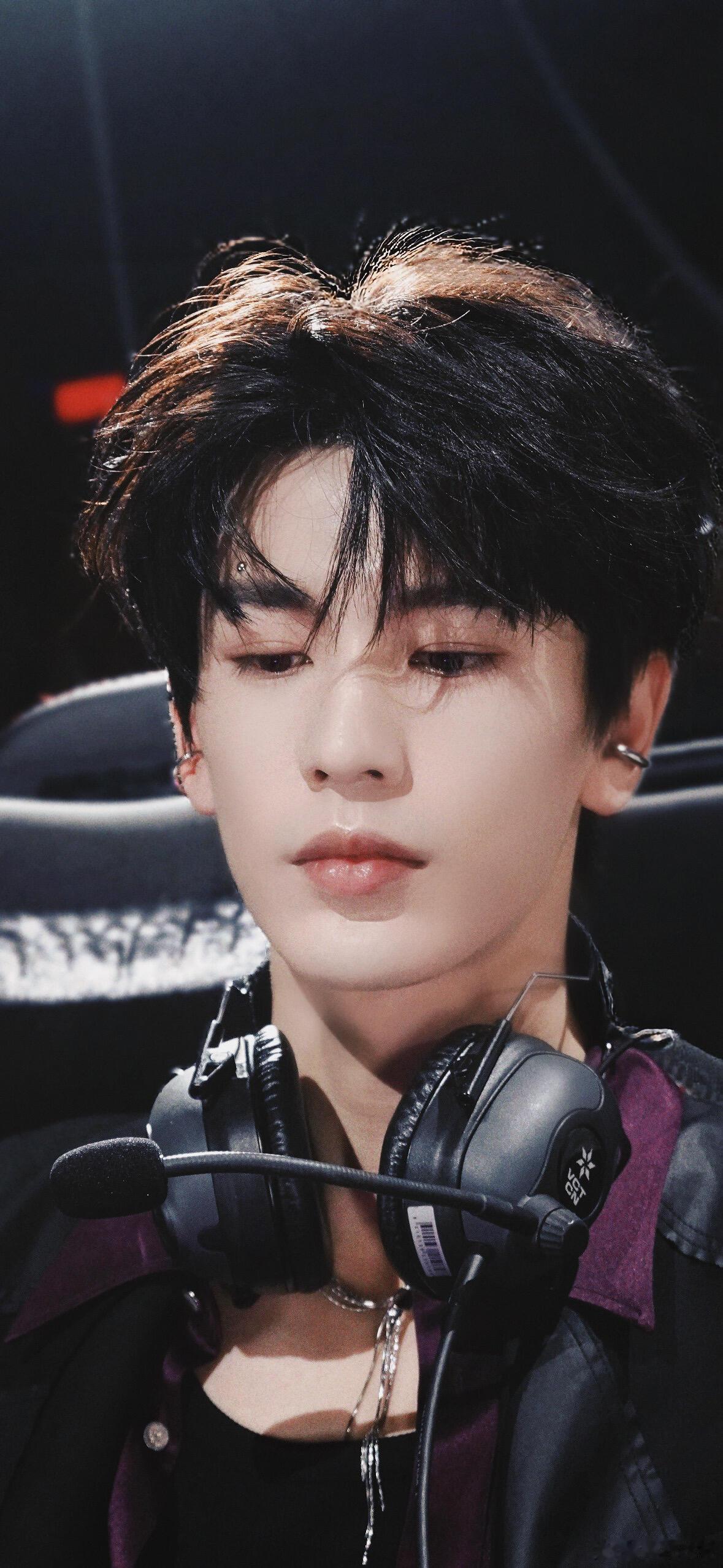 张凌赫  张凌赫-无畏｜壁纸03张凌赫｜ 