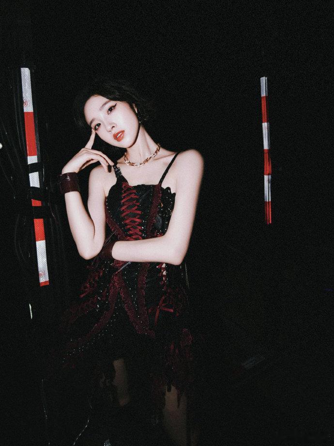 唐艺昕拍了祺贵人告发视频 经典永不过时！唐艺昕翻拍名场面，还是当年那个祺贵人内味